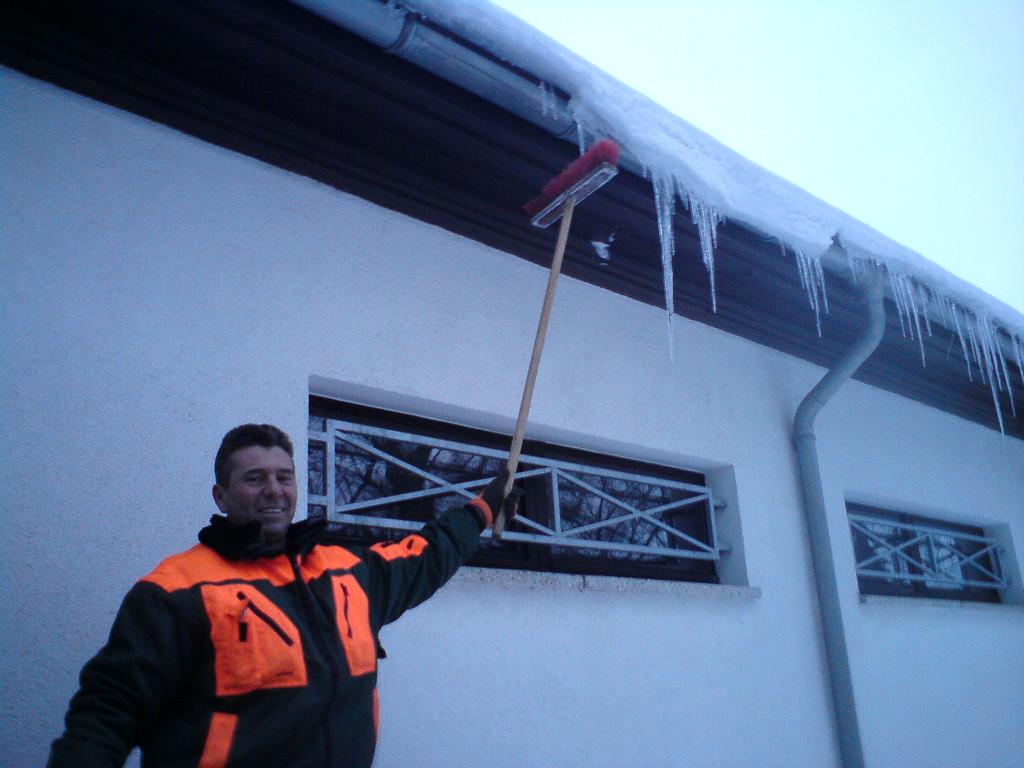 Eis von Hausdach entfernen